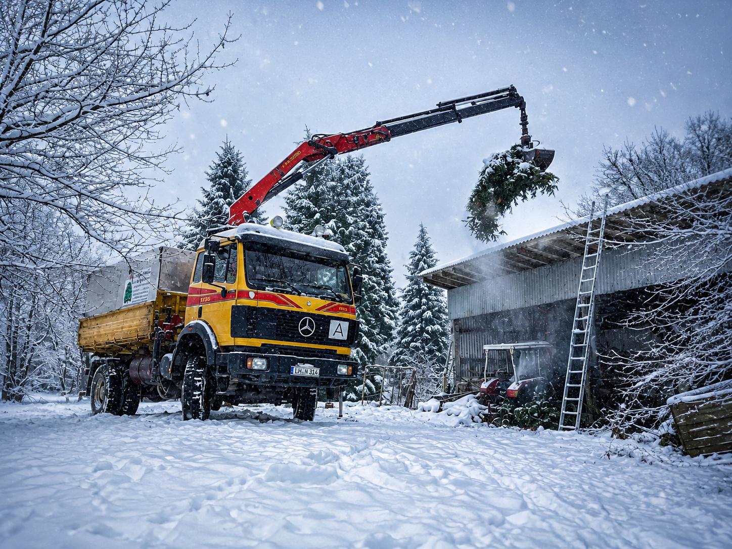 LKW mit Kran arbeitet bei Schneefall auf einem winterlichen Betriebsgelände.