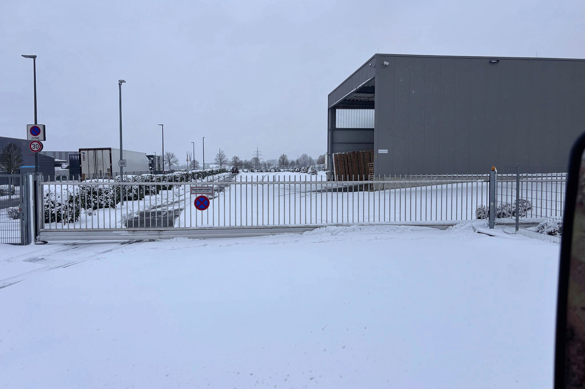 Geräumte Industriezufahrt im Winter als Teil eines abgestimmten Objektservice