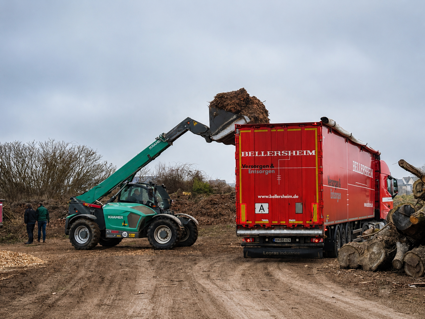 Verladung von aufbereiteten Holzhackschnitzeln für Transport und energetische Verwertung